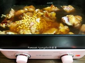 然后把浸泡好的黄豆也倒入锅中，盖上锅盖大火煮开，然后调至中火时间调至35分钟