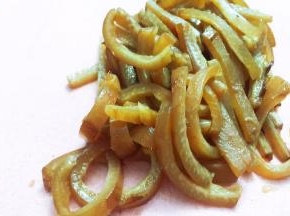 捞出肉皮切丝