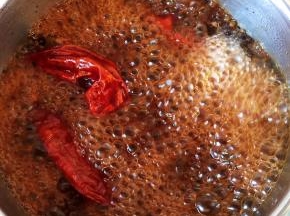 大火烧开后转中火煮半小时，熄火浸泡在汤锅中