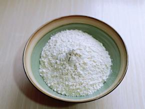 我选用的是油条粉。(用面粉也可以，但是需要加酵母粉。）