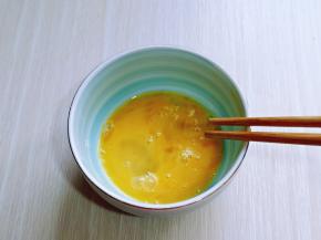 用筷子将鸡蛋打散。