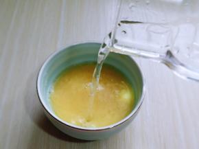 加入适量纯净水，搅拌均匀。