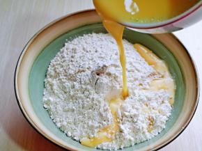 将蛋液水分次加入面粉中。