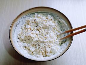 搅拌成絮状。(水量可以根据实际情况增减，总之揉成面团即可)