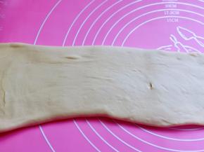 醒发好的面团擀长舌状。