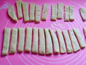 再用刀切出小长条状。