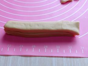 取一条面团，再取一条叠加，如图。