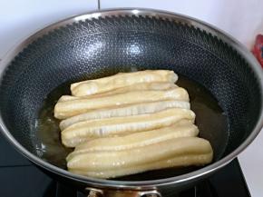 锅中加入食用油，待油温7.8成热时，将油条胚放入油锅中 （有些人总问如何判断油温！很简单，可以用一小块面测试，面团放入锅中，立刻漂浮上来，油温即可）