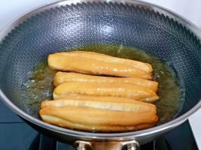 中火炸制金黄即可出锅。（不建议用小火，那样炸出来油条口感会有点硬）