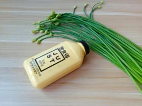 准备新鲜的韭苔，植物蛋可以炒着吃，炖着吃都可以。