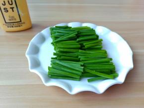 蒜薹清洗好切寸断。