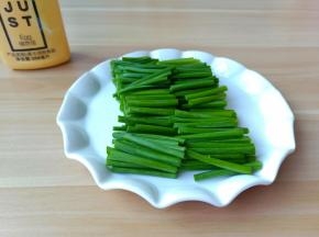 蒜薹清洗好切寸断。