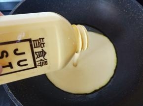 锅里加适量的油，油热加适量的植物蛋液。