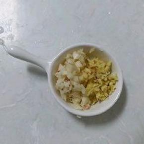 生姜蒜瓣切成末