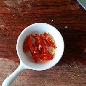 干辣椒剪成细丝