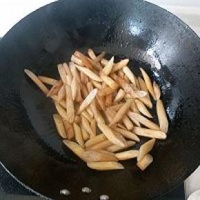 锅内倒入适量菜籽油大火烧热后，倒入藕心菜快速翻炒