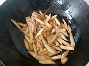 锅内倒入适量菜籽油大火烧热后，倒入藕心菜快速翻炒
