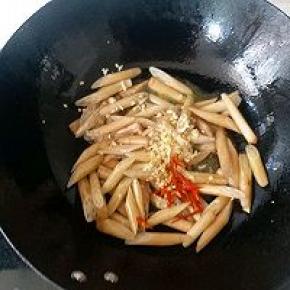翻炒均匀后，放入姜蒜末，干辣椒丝再次翻炒