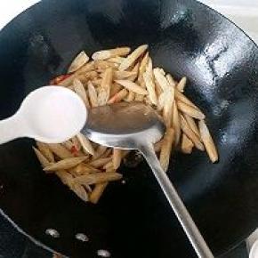 放入盐翻炒均匀