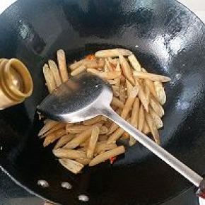倒入少许香醋翻炒至即可关火
