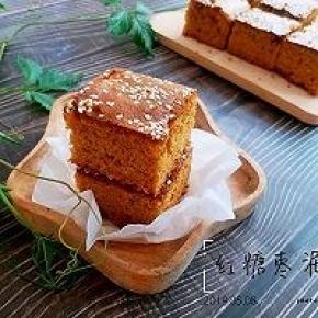 咬上一口，顿时满满浓郁的枣香味在口腔里弥漫开来，大大的满足感