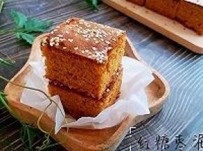 咬上一口，顿时满满浓郁的枣香味在口腔里弥漫开来，大大的满足感