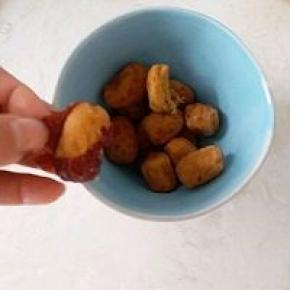 关火捞出一个撕皮，五分钟的焖煮枣子不软不硬，特别的好撕皮。也可以不去皮，直接碾碎枣子