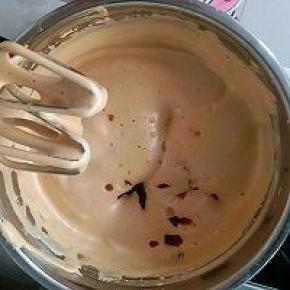 再倒入红枣泥，开高速打发约一分钟左右混合均匀