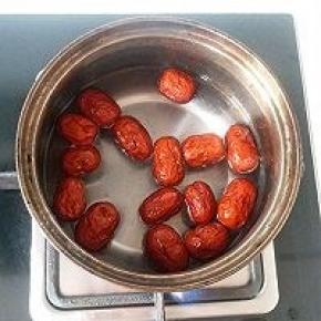 红枣已经放入奶锅中加入清水大火烧开后，再转小火焖煮五分钟