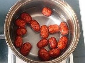 红枣已经放入奶锅中加入清水大火烧开后，再转小火焖煮五分钟