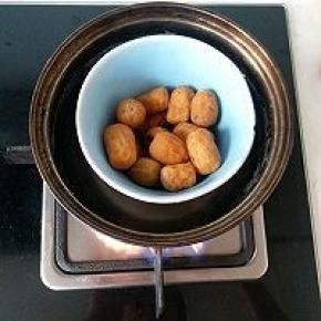 剥好皮的枣子放进碗里，再放入奶锅（奶锅放适量水）开大火烧开转小火蒸十分钟左右