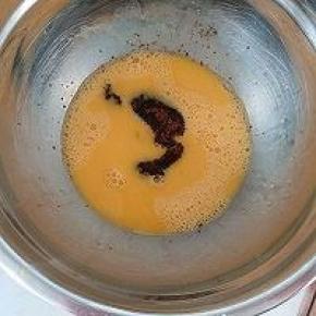 蛋液里放入红糖，红糖易结块，打蛋盆坐40度左右的温水融化红糖