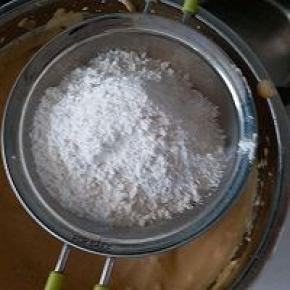 低粉分两次筛入蛋糊中