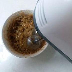 蒸好的枣子用勺子一碾就碎，再挑出枣核。玉米油分三四次放入枣泥中用打蛋器打均匀