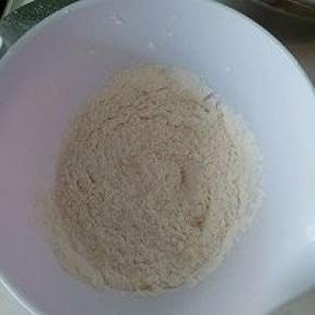 低粉与泡打粉混合均匀，防止一旁待用