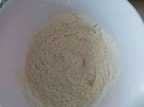 低粉与泡打粉混合均匀，防止一旁待用