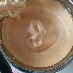 大约十分钟，用打蛋器挑起蛋糊画八字，可以保持长时间不消退，就说明全蛋糊打发成功