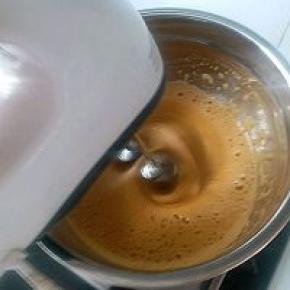 再高速打发蛋液，继续坐温水打发，这样容易打发，稳定性也高