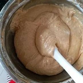 快速轻轻翻拌均匀，时间不可翻拌过长，会容易消泡，当然放了泡打粉枣泥糕还是能蓬松，但是口感就会很粗糙