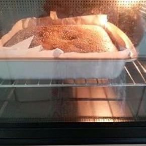 放入预热好的烤箱中层上下火160°，35分钟左右烤制