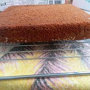 烤制完毕后出炉拎起油纸放在烤架上等稍微冷却，翻面撕去油纸