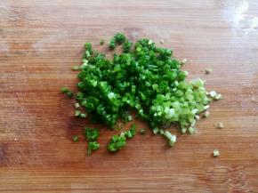 香葱洗净后把叶子部分切成小段，葱白部分不要