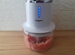 把猪肉切小块后放入东菱绞肉机里打成肉末，二档搅打20秒左右，比手工剁要快很多