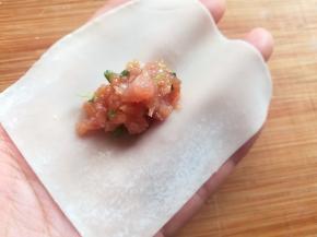 取一张馄饨皮，在中间往上一点的位置放上适量的肉馅