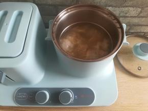 做好的馄饨放入煮开的高汤里，煮2分钟左右浮起来，盛到碗里开吃