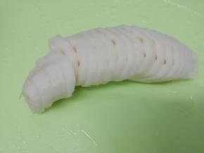 莲藕洗干净，切去两头，然后去皮切成片