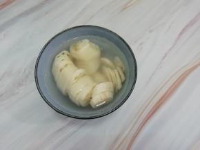 再放入盐水中浸泡一会儿，防止变黑