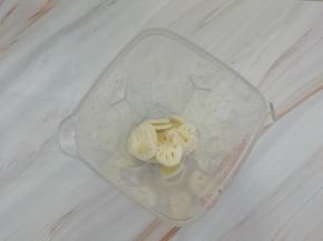 然后把莲藕放入破壁机杯中