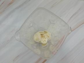 然后把莲藕放入破壁机杯中