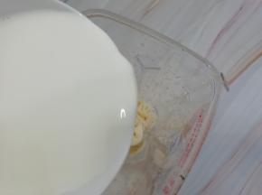 倒入牛奶
